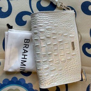 Brahmin, Daisy wristlet NWOT